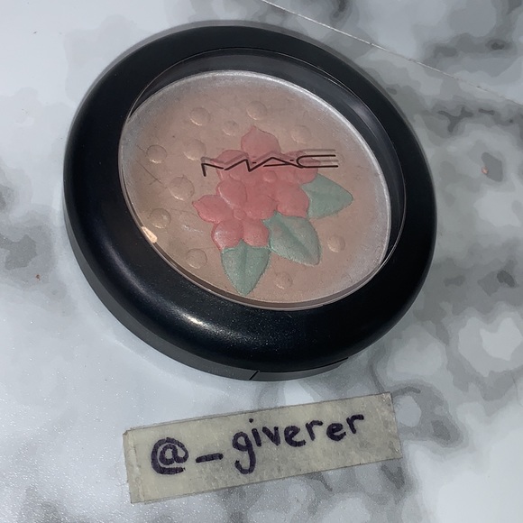 IN FOR A TREAT Pearlmatte Face Powder MAC Baking Beauties - Picture 7 of 14